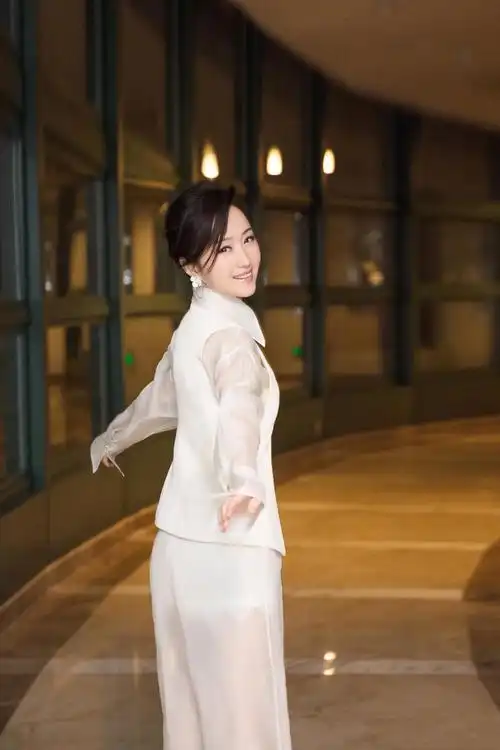 杨钰莹终于换发型158cm任性穿薄纱阔腿裤却格外惊艳气质