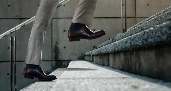 街头行走,脚步低的动力和具有挑战概念步骤走向成功的低层商人在楼梯