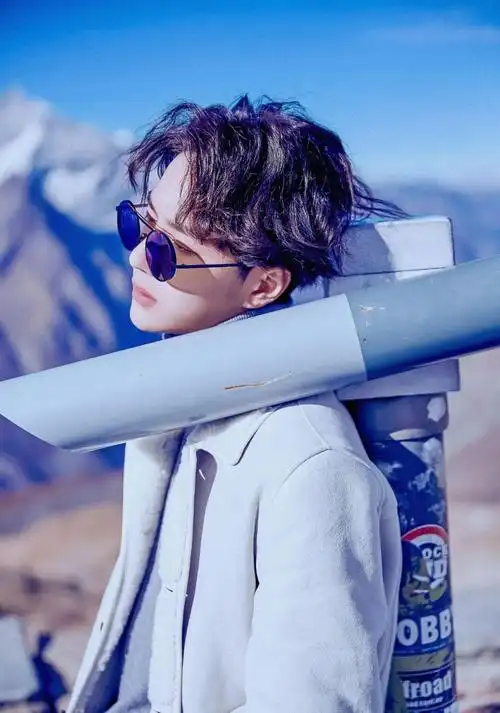 王一博时尚帅气休闲小清新写真,高清图片-壁纸族