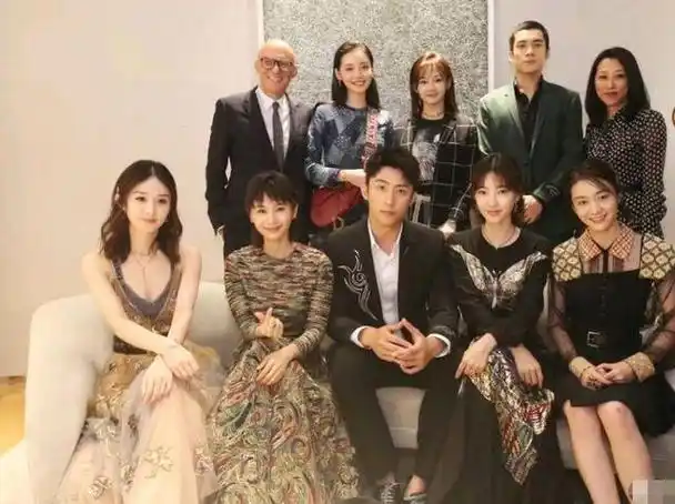 dior活动明星合照,赵丽颖的座位很尴尬,网友:照样c位光环