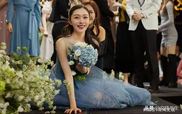 这部剧是根据《粉红女娘》改编而成的,宋轶在里面饰演的是一个"结婚