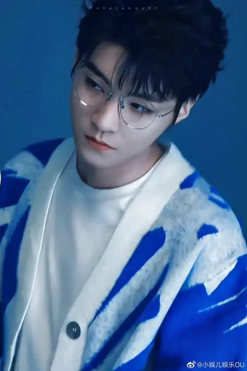 我第一个支持王俊凯戴眼镜帅到我失语