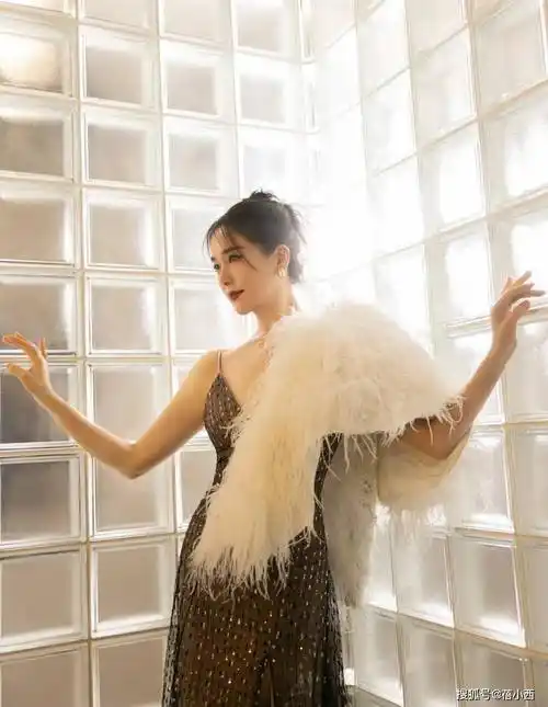 46岁左小青身材真丰腴穿深v蕾丝裙差点撑爆性感又迷人