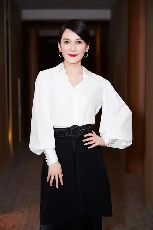 俞飞鸿穿灰色风衣,内搭"一身黑",两款颜色搭配出高级气质!