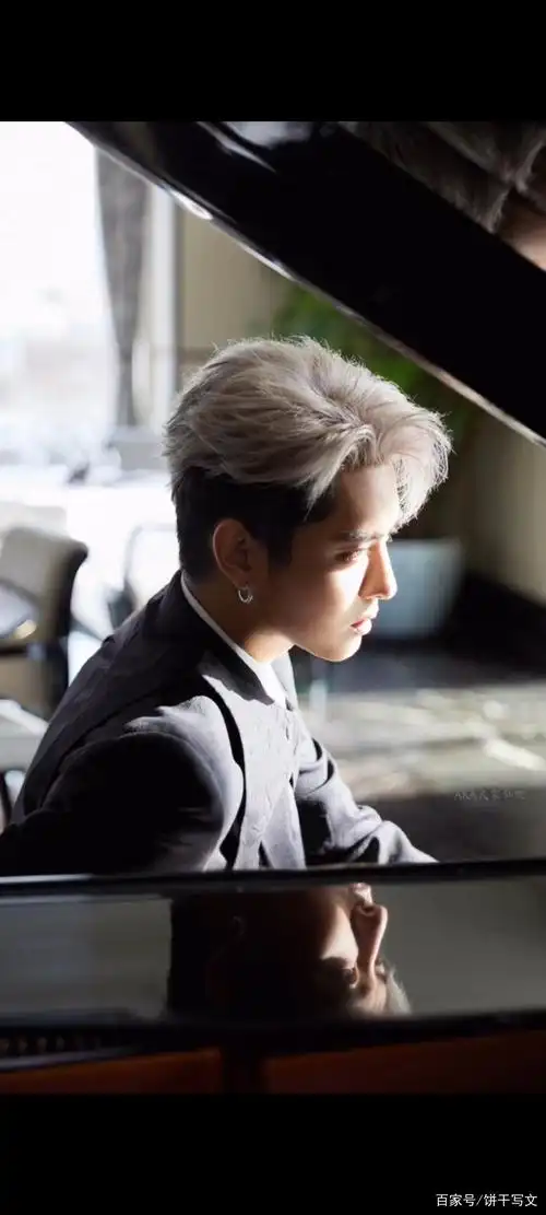 吴亦凡银发酷似贵族王子这是你梦想的男主吗