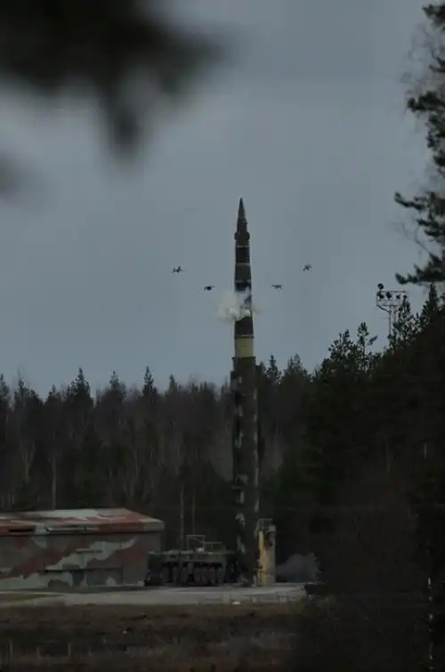 俄试射白杨ps-12m洲际弹道导弹 准确摧毁目标