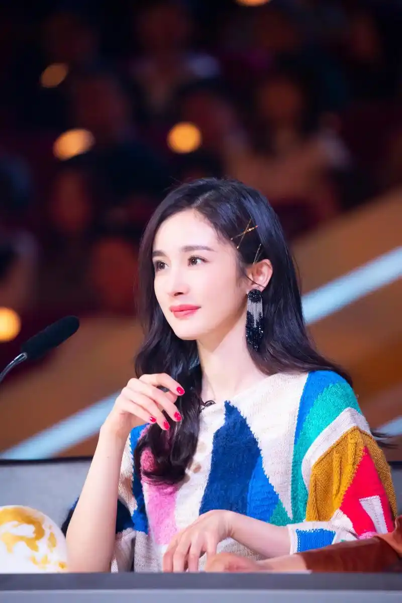 杨幂卷发妩媚比耶娇俏可人 满脸笑意眉眼弯弯美成仙女