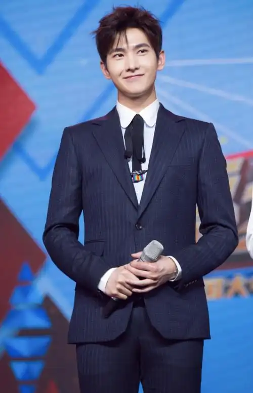 阳光有活力的男神杨洋有哪些帅气的穿搭造型