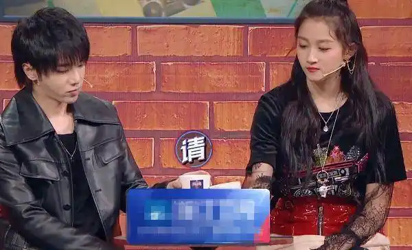 关晓彤避嫌不敢和华晨宇牵手,镜头外的互动却被当场被抓包!