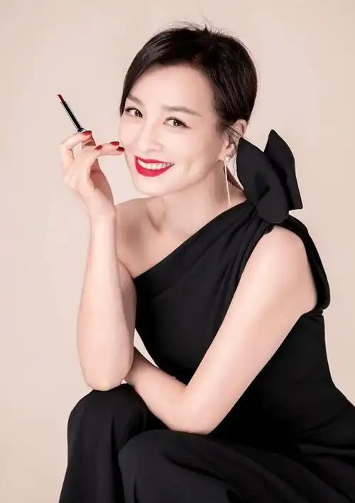 张庭直播卖货崩溃大哭,称自己很辛苦.粉丝热评:嫌钱赚的少了?