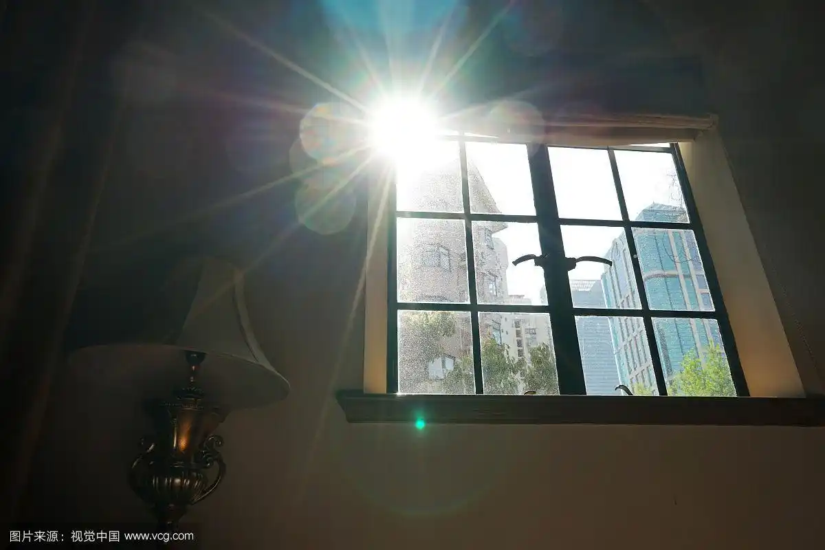 阳光照进窗户