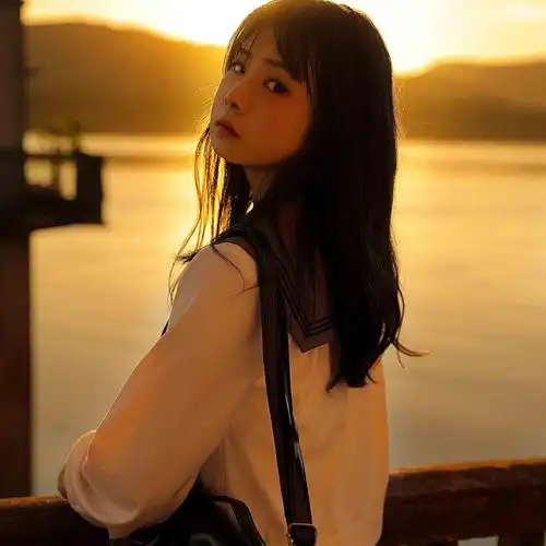 女孩阳光下唯美意境头像,女生头像图片-回车桌面