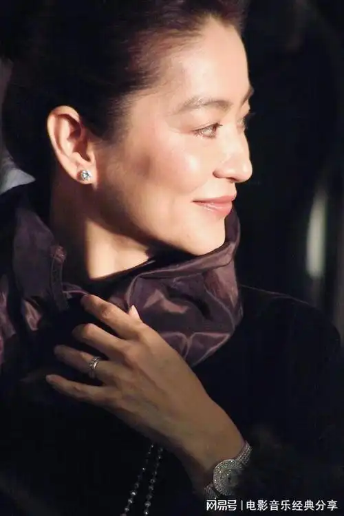 49岁林青霞罕见写真照曝光,这气质活脱脱的贵妇哦