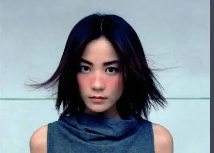 6754岁王菲现状和女儿机场被偶遇素颜穿麻花毛衣看着像30岁