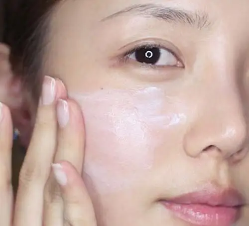 第三步:涂防晒霜