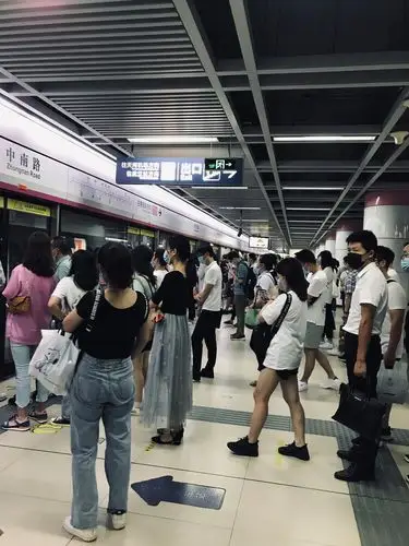 湖北武汉中南路地铁站早上地铁内上班族学生族很多人显得比较拥挤