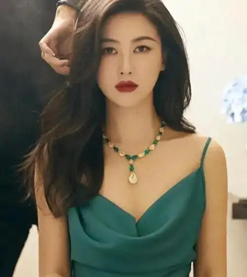 表面是艺人实则背景通天这4位女星最不怕的就是潜规则