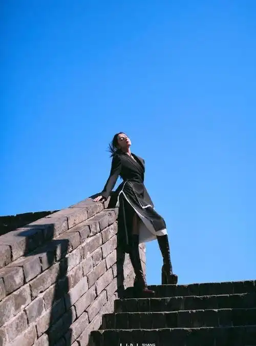 迪丽热巴表演皮影戏超精彩,台上跳舞引关注,超高颜值惹人爱