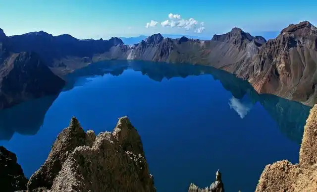 长白山天池有很多种叫法,有的人叫它天池,也有人叫它龙潭,因为他位于