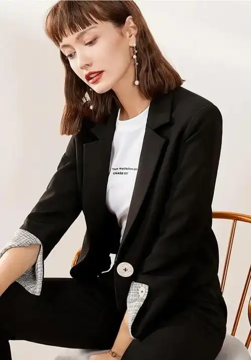 职场女性春夏这样穿西装套装,气质又时尚