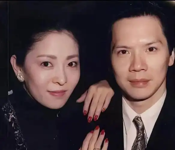 从歌女到港圈大姐大向太陈岚告诉你如何掌控大佬级的男人