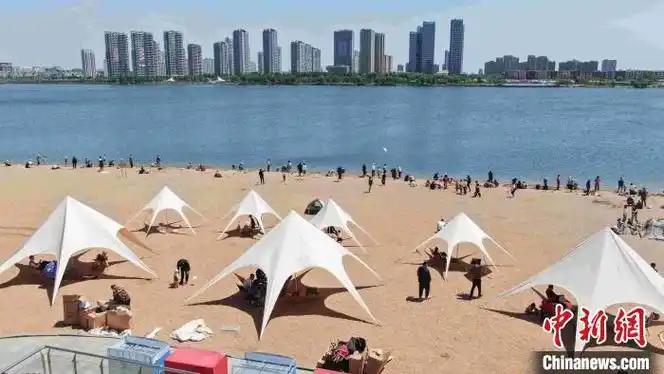 市民在山东省临沂市滨河景区阳光沙滩游玩. 许传宝 摄