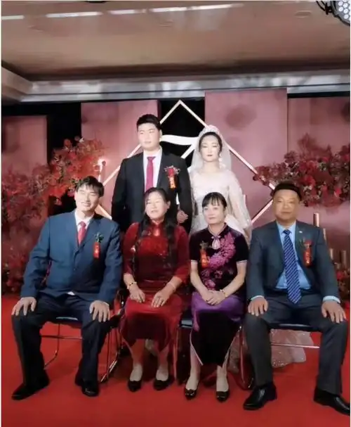 大婚时拍下两家人的全家福,陈亚男的脸可不是瘦脸哟,圆嘟嘟的很有辨识