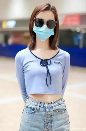 陈都灵目测就知道不到90斤,穿露脐装蛮腰盈盈一握,太瘦了