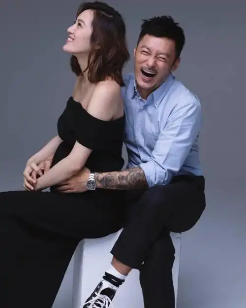 余文乐妻子晒孕肚照 夫妻俩携手出镜幸福感满满