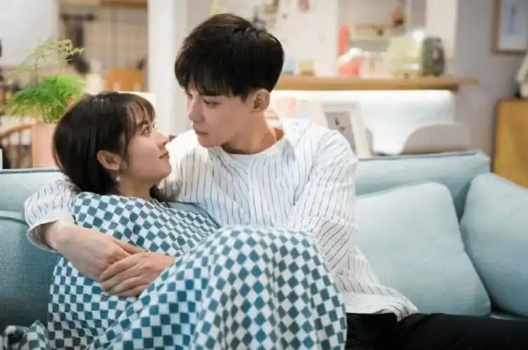 有网友扒出是《你是我的小确幸》中男主角唐晓天和邢菲的剧照