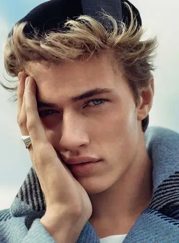 他靠雕刻般外貌「被封最帅天使男模」迷倒全球!