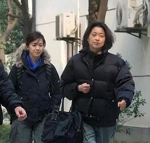 倪萍儿子虎子:生病时被父亲抛弃留阴影,母亲再婚继父治愈他一生