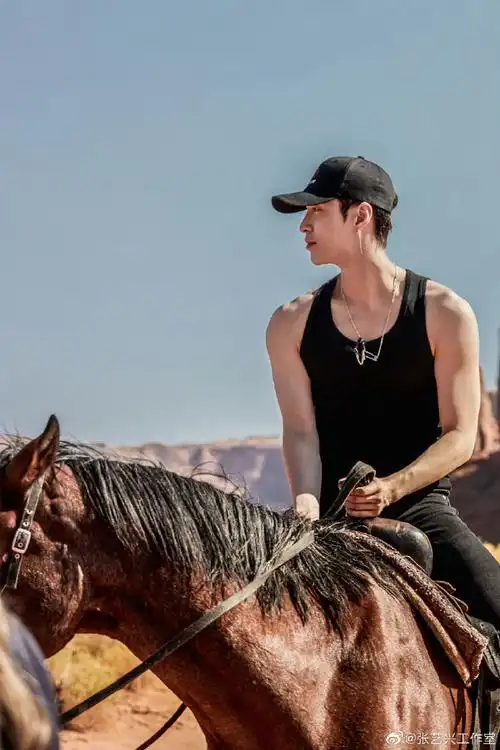 要看点清凉的肌肉92降降温,冷白皮的肌肉线条好漂亮@张艺兴#张艺兴