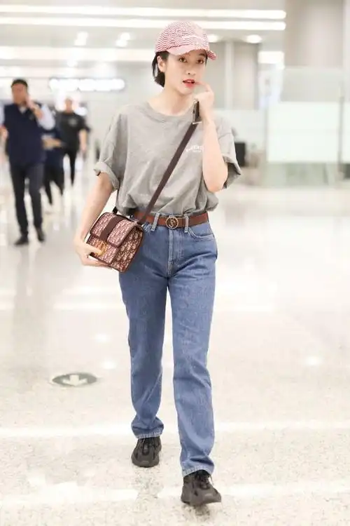 张雪迎穿灰色t恤配牛仔裤现身打扮时尚清新笑容灿烂星范十足