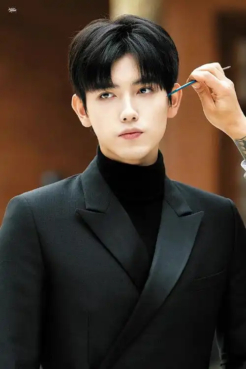 陈飞宇黑色高领毛衣造型