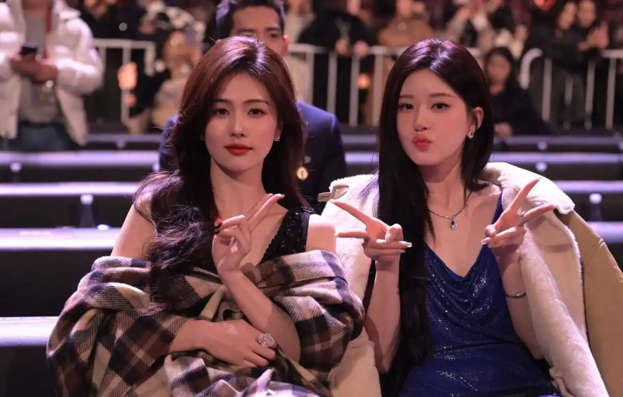 当白鹿赵露思同时领奖,可以看出两人的紧张,但是新生代小生不容小觑