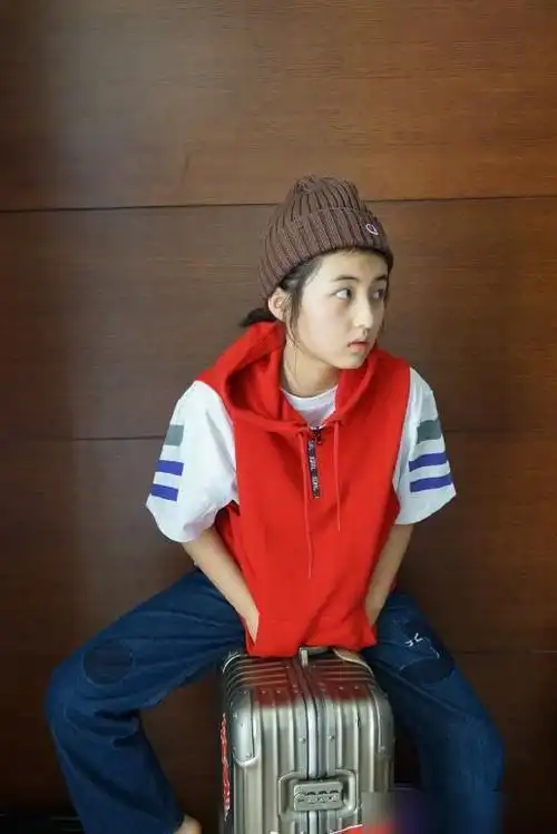 张子枫妹妹式学生装蓝裙穿出日系风格却被身旁的包包抢了镜