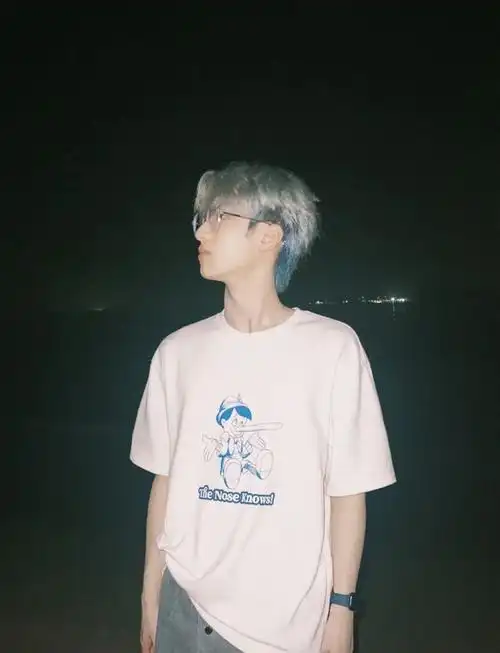 很难不爱月光下银发的严浩翔,夜色里闪闪发光的他,让人忍不住联想到那