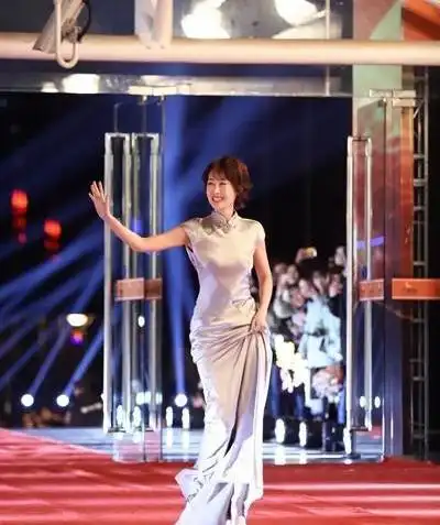 《声临其境》半决赛实力声咖走红毯出场,刘敏涛这个造型太美了