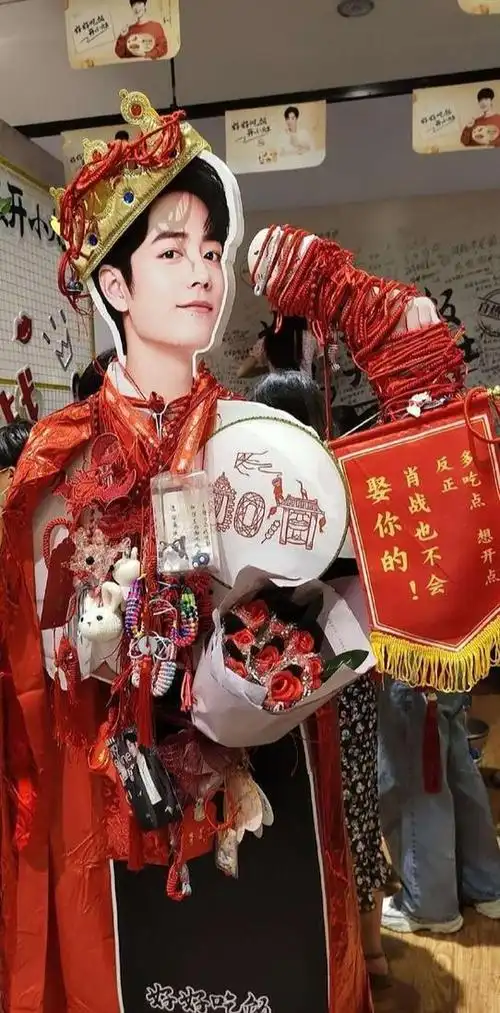 老爷爷老奶奶为肖战手写送祝福网友直呼这一幕实在是太暖心