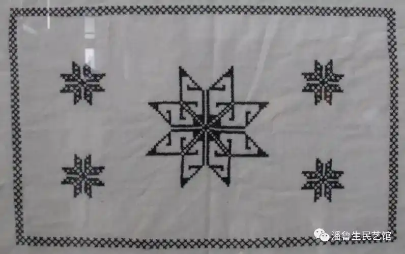 的艺人连样子也不用参照,凭自己的记忆或构思,随手便能将图案挑出来