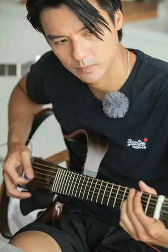 《漂亮的房子》冯德伦抱吉他弹唱 帅翻众人