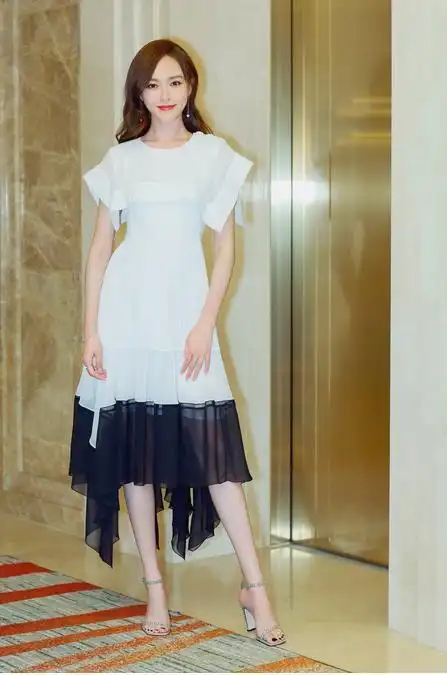 唐嫣现身机场太辣眼外套穿的像瓷砖跟罗晋越来越不配了