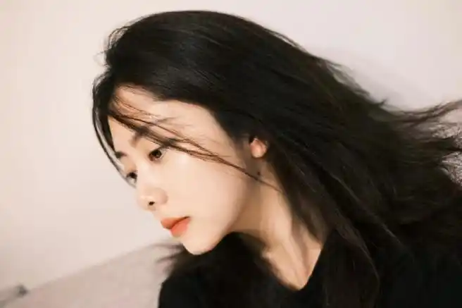 谭松韵眼线到底什么颜色##谭松韵孔雀蓝眼线