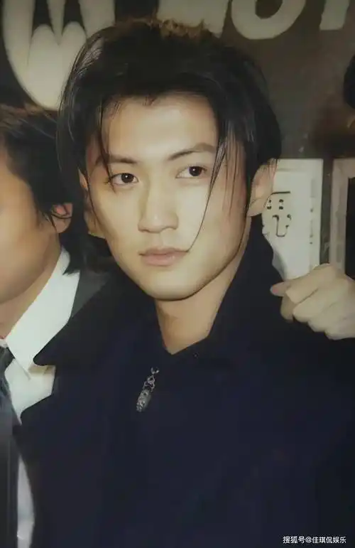 霍汶希祝谢霆锋42岁生日快乐,发文语气,把两人关系体现清楚了_长辈