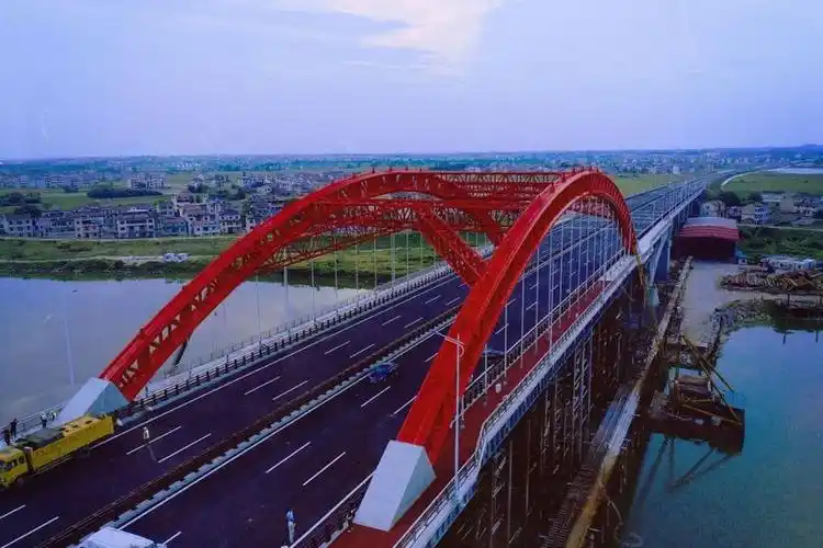 江西高速第一拱王安石抚河特大桥建成通车