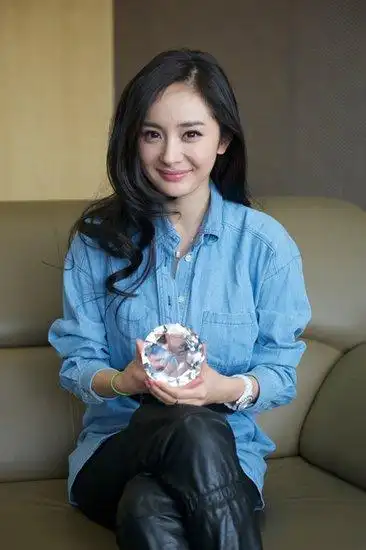 求这张图杨幂参加的什么活动,还是专访?还是什么?说名字啊