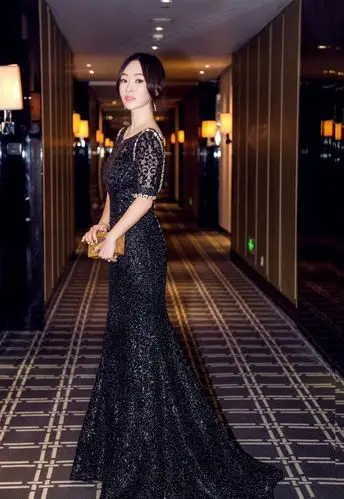 霍思燕穿黑色礼服,锐不可当的妩媚气质,展现出不凡的时尚品味!