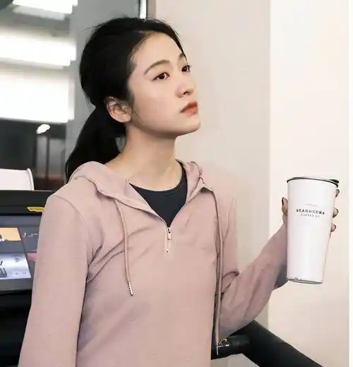 张雪迎健身美照流出,素颜也抗打,身材傲人让人羡慕!