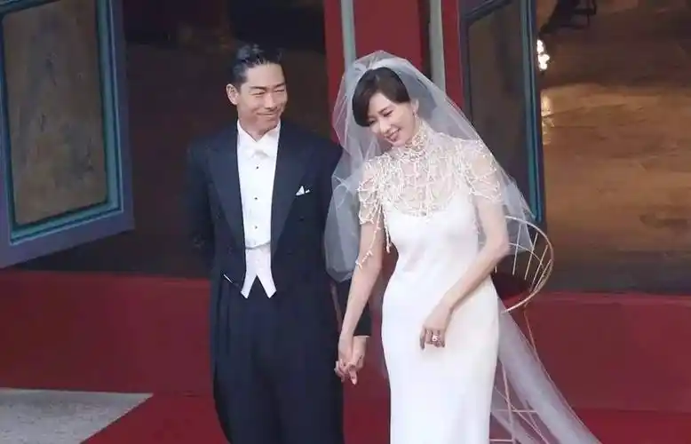 原创原创45岁林志玲嫁国外老公一改往日风格优雅知性的女神一去难回